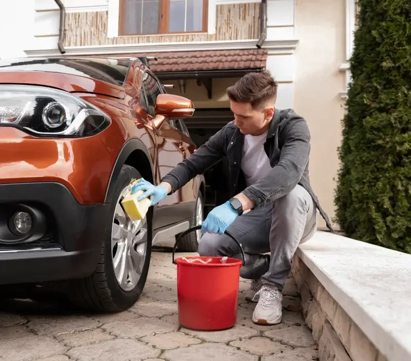 Lavage auto à domicile Creuzier-le-Neuf : professionnel intervenant sur un véhicule